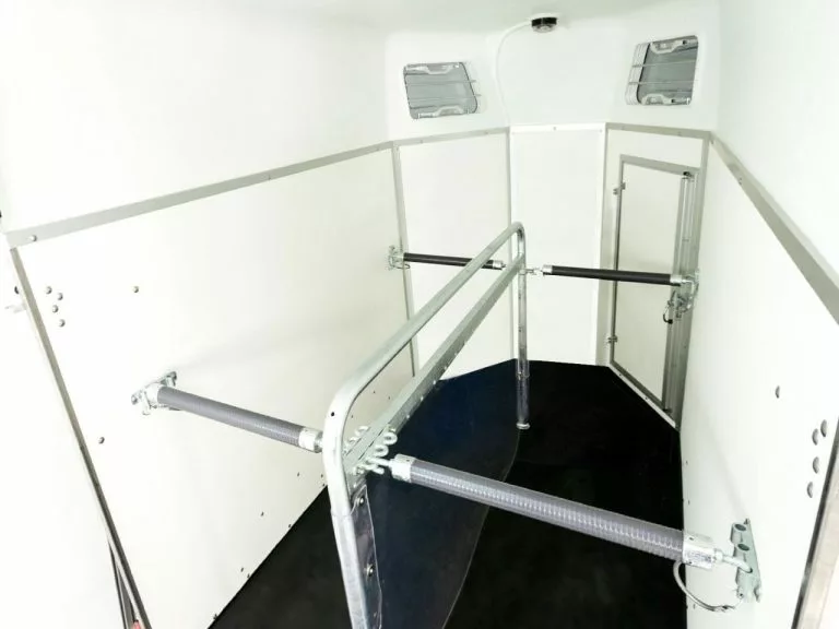 Pferdeanhänger Blomert ISI Blitz Holz|Sattelkammer – Bild 4