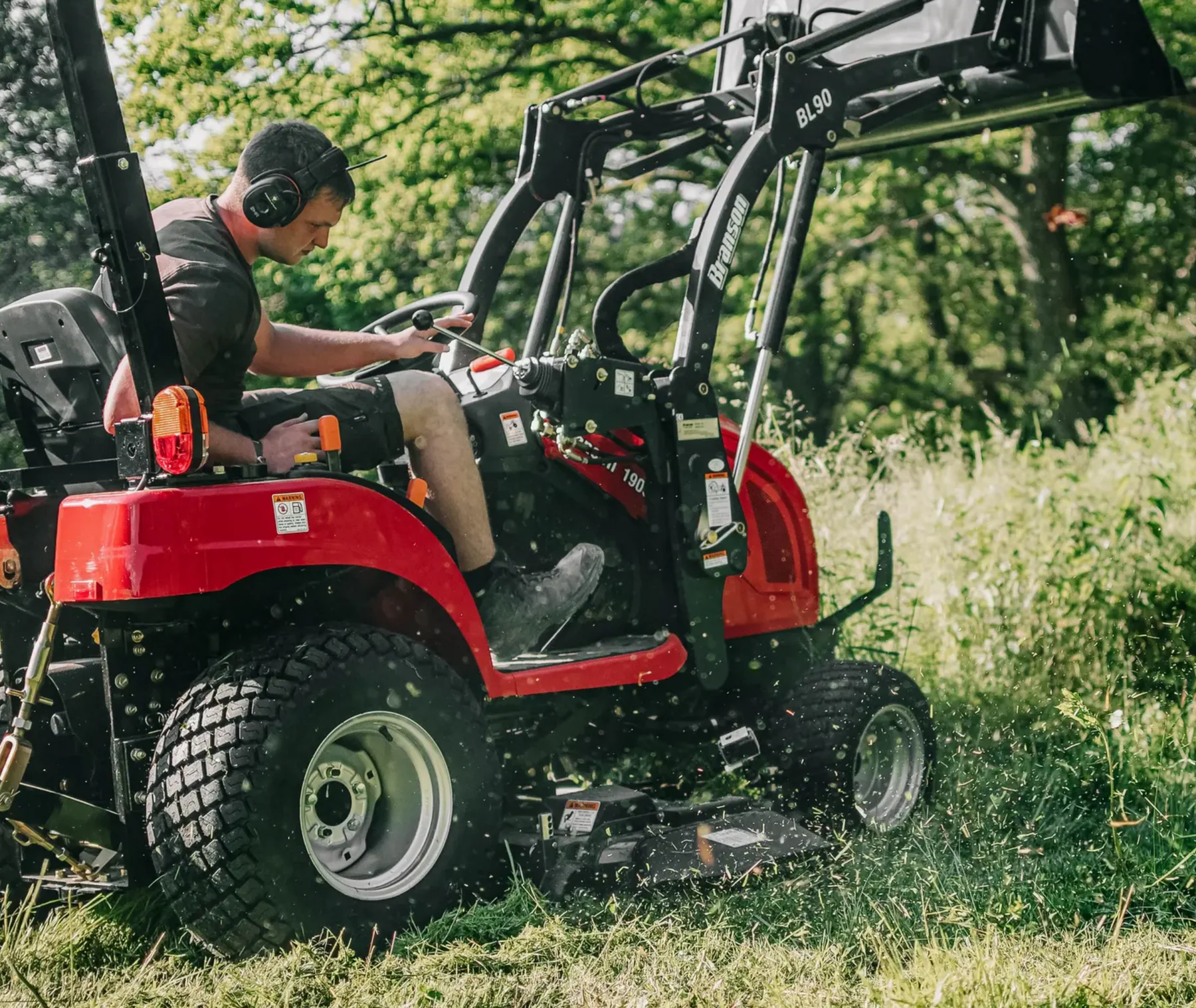 Tym Allrad-Diesel-Kleintraktor T194 mit Rasenbereifung und 137cm Zwischenachsmähwerk – Bild 2